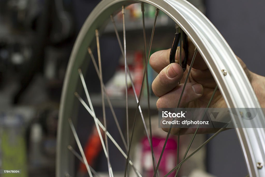 Homem reparar Roda de Bicicleta - Royalty-free Adulto Foto de stock