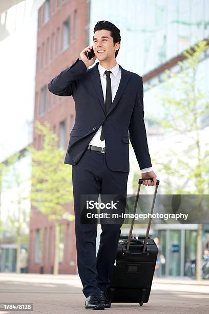 Viaje Hombre De Negocios Hablando Por Teléfono Móvil Foto de stock y más banco de imágenes de Adulto