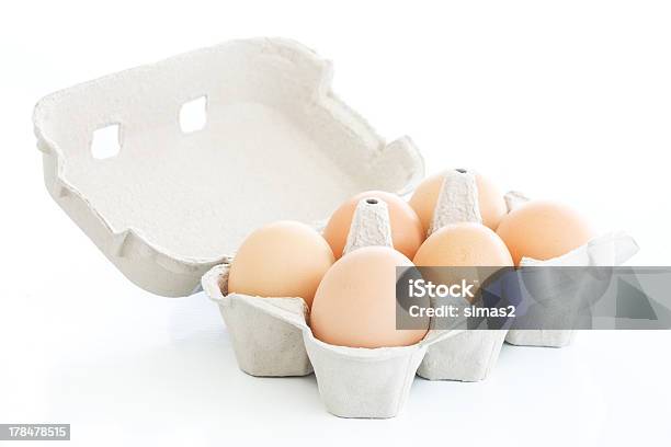 Foto de Seis Ovos Em Um Pacote Caixa Sobre Branco e mais fotos de stock de Aberto - Aberto, Abrindo, Alimentação Saudável