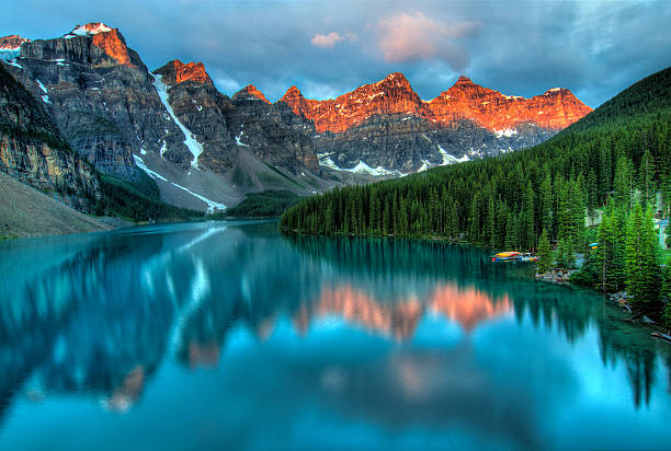 paisaje colorido moraine lake sunrise - lake mountain range mountain deep fotografías e imágenes de stock