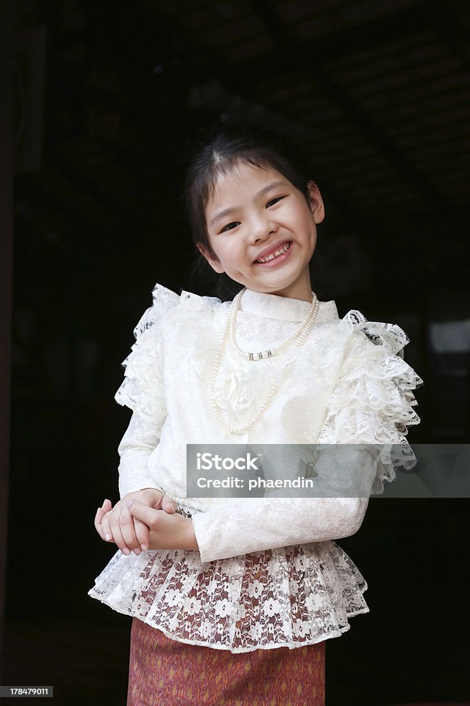 Piccolo tailandese ragazza in un costume tradizionale - Foto stock royalty-free di Adulto