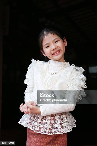 Piccolo Tailandese Ragazza In Un Costume Tradizionale - Fotografie stock e altre immagini di Adulto