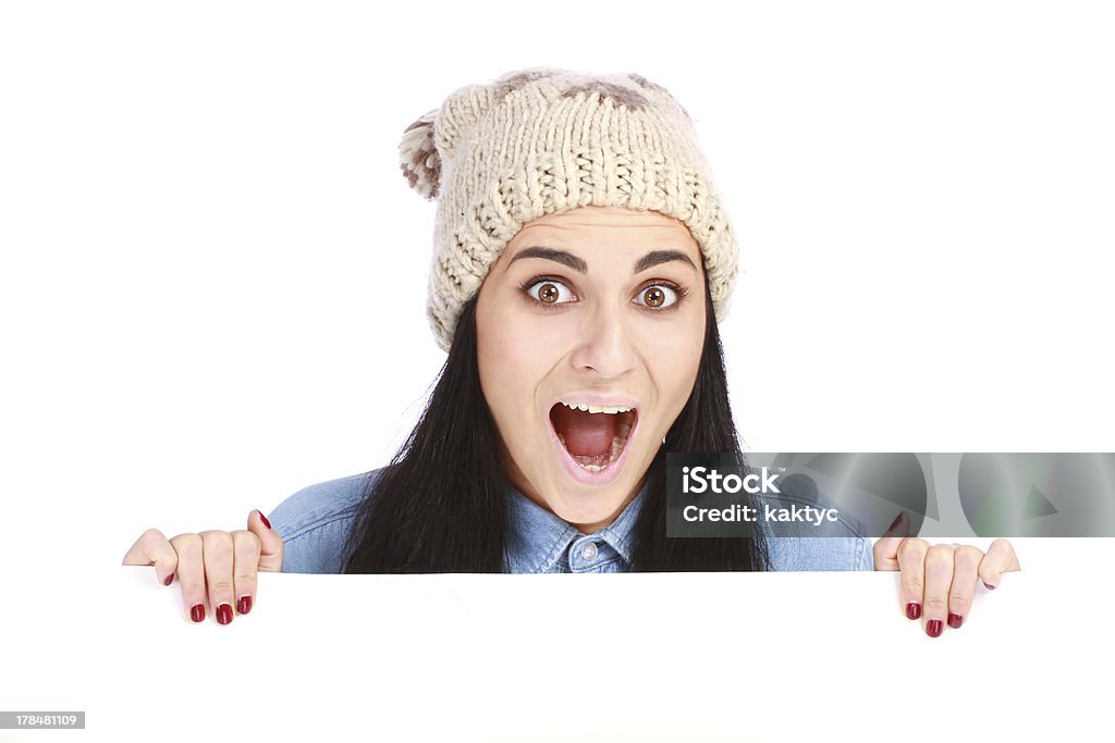 Emotionale Teenager-Mädchen mit Hut verstecken hinter Plakat - Lizenzfrei Abstrakt Stock-Foto