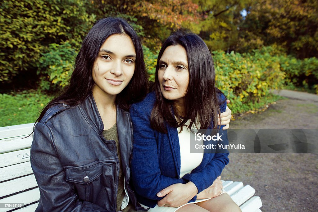 Madre matura con la figlia all' - Foto stock royalty-free di Adolescente