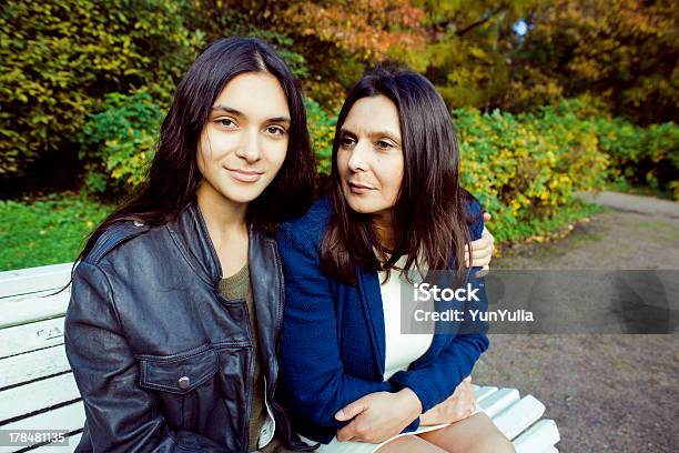 Madre Matura Con La Figlia All - Fotografie stock e altre immagini di Adolescente - Adolescente, Bambino, Famiglia multigenerazionale