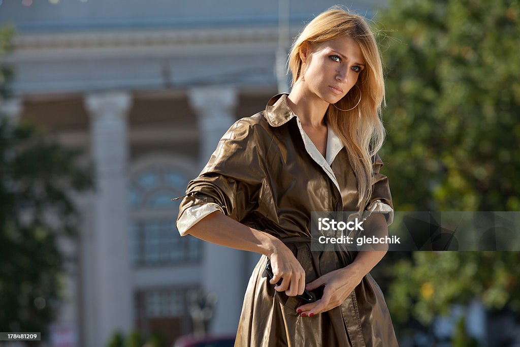 Moda Donna in autunno città - Foto stock royalty-free di Abbronzatura