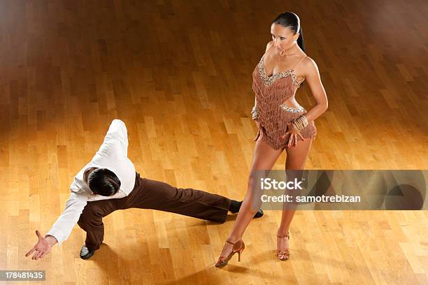 Latino Tanzen Paar In Aktion Stockfoto und mehr Bilder von Aktivitäten und Sport - Aktivitäten und Sport, Aufführung, Ballsaal