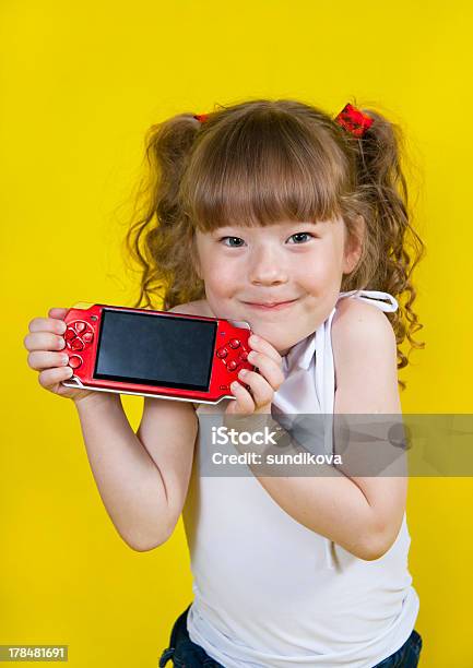 遊ぶ少女ハンドヘルドポータブルゲームコンソール - 6歳から7歳のストックフォトや画像を多数ご用意 - 6歳から7歳, エレクトロニクス産業, エンタメ総合