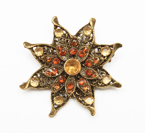 naranja parduzco estrás vintage broche de oro sobre fondo blanco - brooch gold jewelry old fashioned fotografías e imágenes de stock