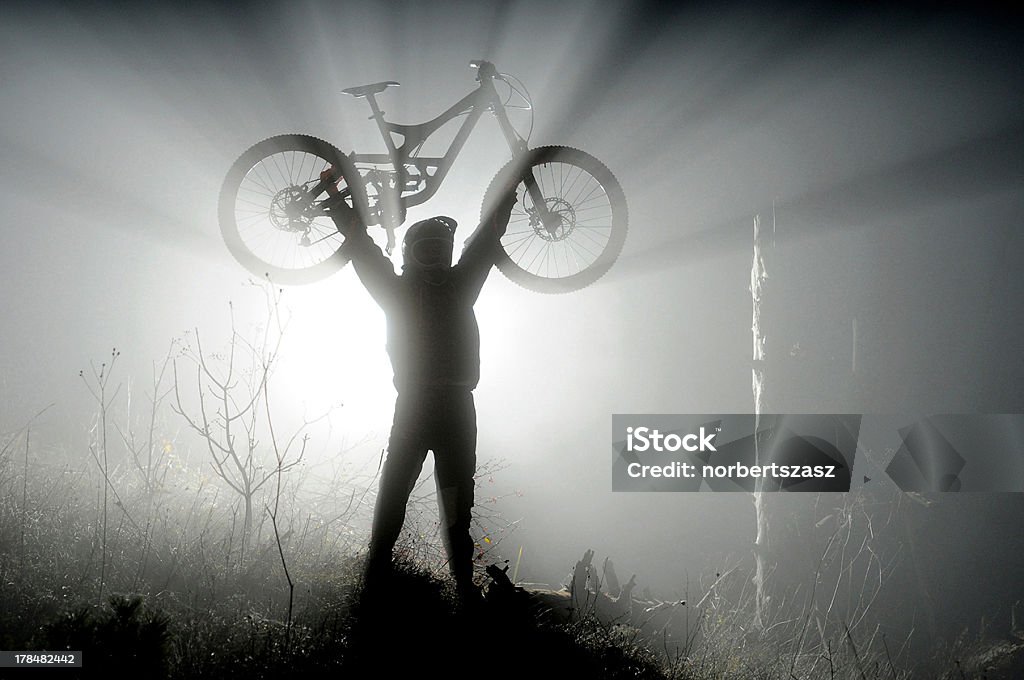 Motociclista ombra - Foto stock royalty-free di Acrobazia