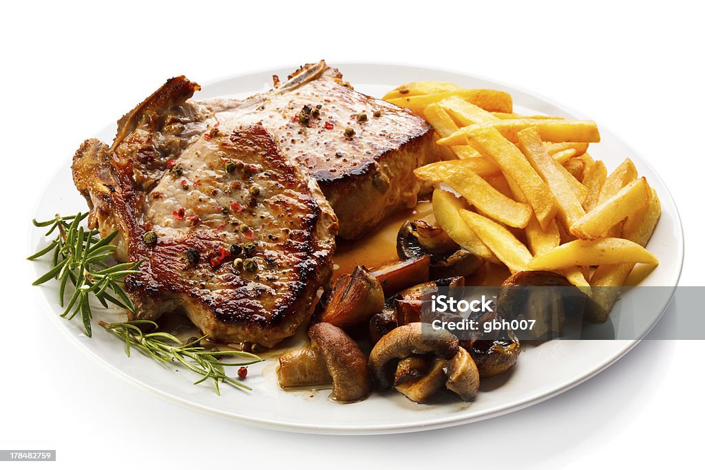 Carne a la parrilla, papas fritas y verduras - Foto de stock de Carne de cerdo libre de derechos