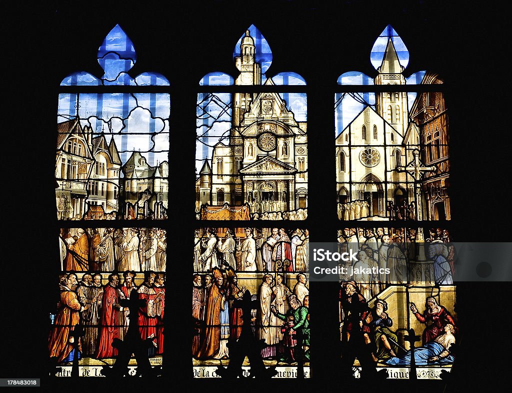 Janela da Igreja de Saint Etienne em Paris - Foto de stock de Antigo royalty-free