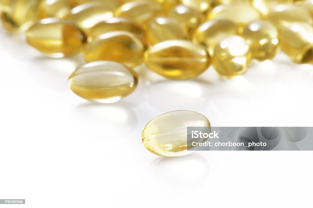 Di fegato di merluzzo capsule di olio di pesce su sfondo bianco - Foto stock royalty-free di Acido