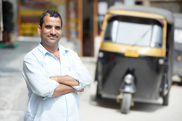 インドのオート三輪タクシードライバーにケチ男性 - 人力車 写真 ストックフォトと画像