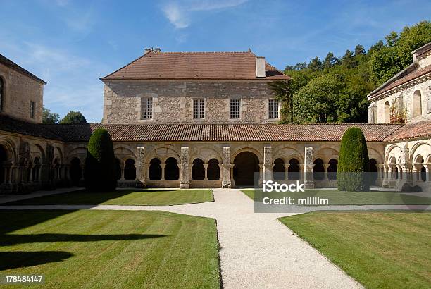 Fontenayklasztor W Burgundia Francja - zdjęcia stockowe i więcej obrazów Aster - Aster, Bez ludzi, Burgundia - Francja