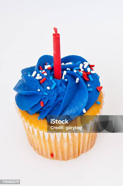 Bolinho Em Branco - Fotografias de stock e mais imagens de Aniversário - Aniversário, Bolinho, Cobertura Glacé