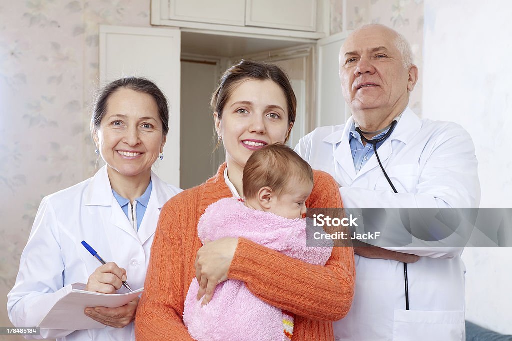 Madre con bebé y pediatra los médicos - Foto de stock de Adulto libre de derechos