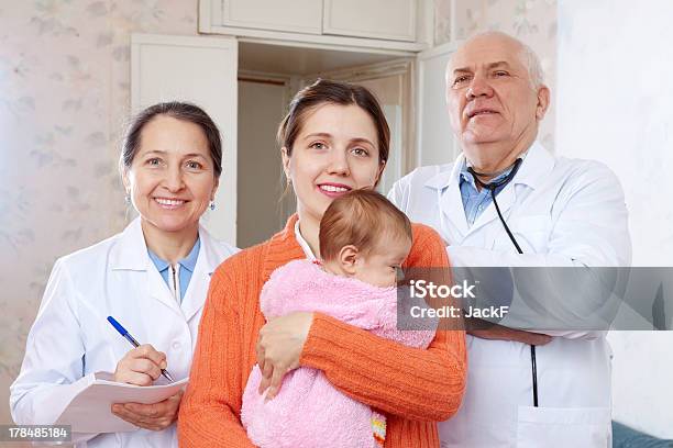 Madre Con Bebé Y Pediatra Los Médicos Foto de stock y más banco de imágenes de Adulto - Adulto, Adulto maduro, Alegre