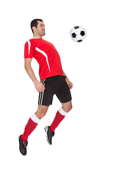 joueur shootant dans un ballon de football professionnel - athlete soccer player men professional sport photos et images de collection