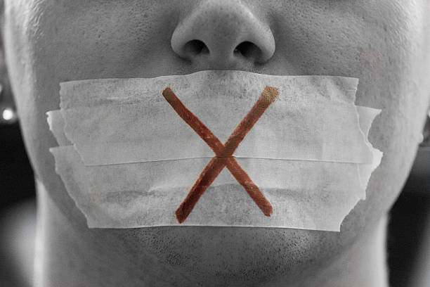 la libertad de expresión - amordazado fotografías e imágenes de stock