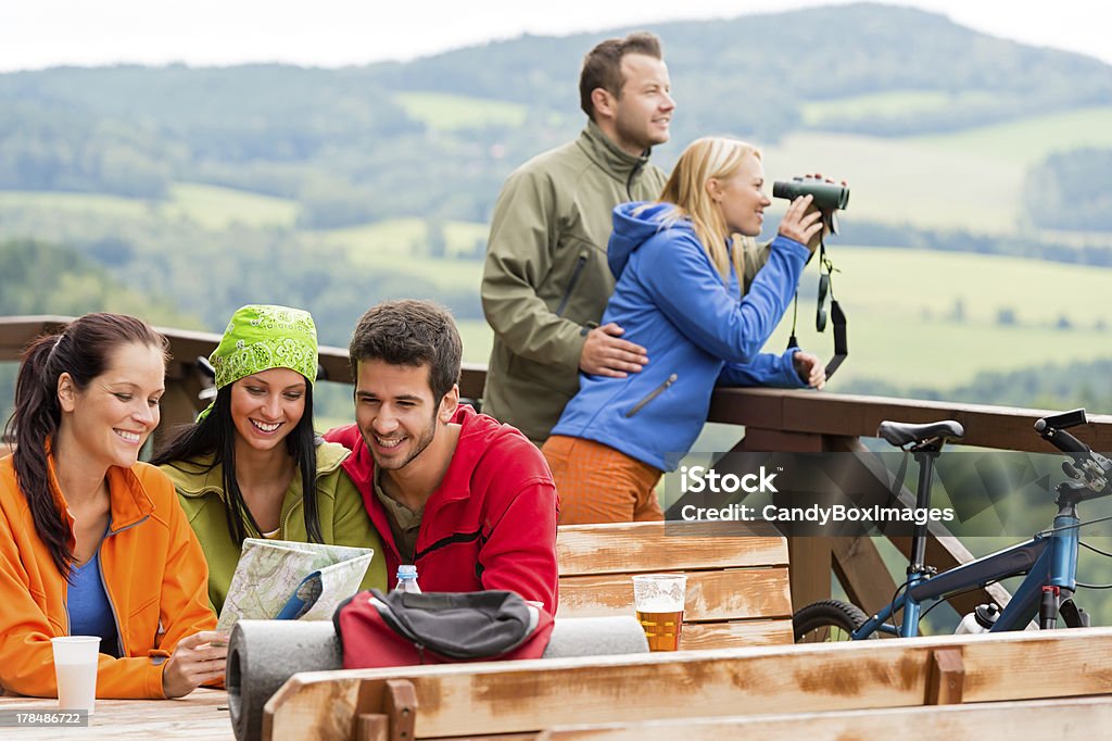 Amis, lire une carte de randonnée des montagnes look paire de jumelles - Photo de Activités de week-end libre de droits