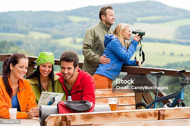 Photo libre de droit de Amis Lire Une Carte De Randonnée Des Montagnes Look Paire De Jumelles banque d'images et plus d'images libres de droit de Activités de week-end