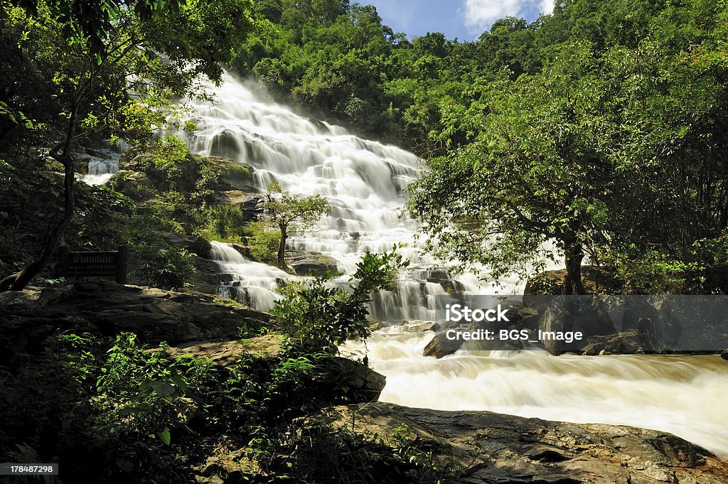 Mae Ya cascada de Doi Inthanon, Chiang Mai, Thailand - Foto de stock de Agua libre de derechos