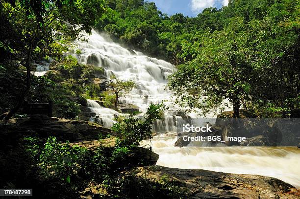 Mae Ya Cascada De Doi Inthanon Chiang Mai Thailand Foto de stock y más banco de imágenes de Agua