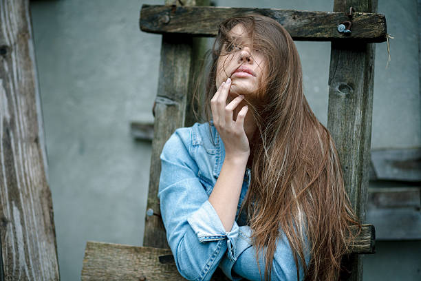 A young woman with his hairstyle and the atmosphere of living in the community.