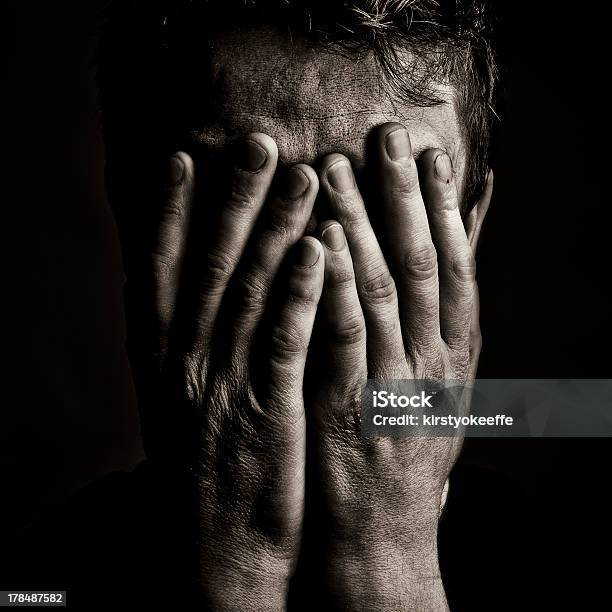 Trauer Stockfoto und mehr Bilder von Kopf in den Händen - Kopf in den Händen, Männer, Besorgtheit