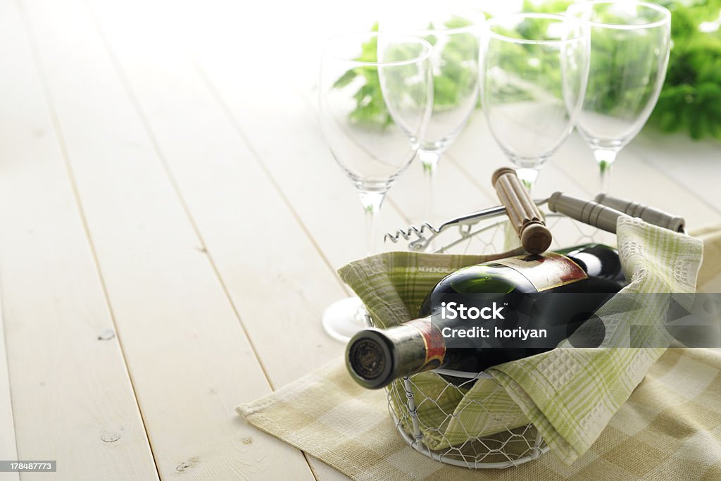 Flasche Wein und Gläser - Lizenzfrei Alkoholisches Getränk Stock-Foto