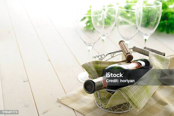 Flasche Wein Und Gläser Stockfoto und mehr Bilder von Alkoholisches Getränk - Alkoholisches Getränk, Dienstleistung, Essen am Tisch