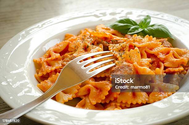 Petti Farfalle Con Salsa Di Pomodoro E Carne - Fotografie stock e altre immagini di Basilico - Basilico, Carne, Cibi e bevande