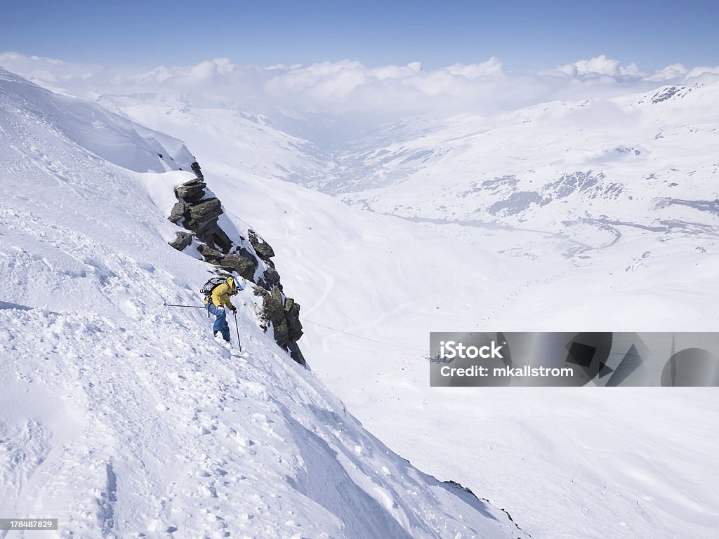Mulher esquiador nas inclinado inclinação acima de Estância de Esqui - Royalty-free Acima Foto de stock