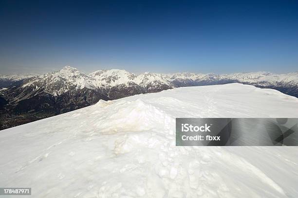 Innevato Ridge - Fotografie stock e altre immagini di Alpi - Alpi, Ambientazione esterna, Ambientazione tranquilla