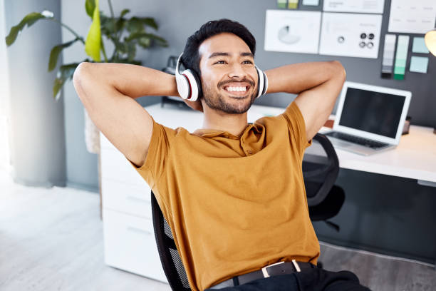 musica, relax e uomo felice finito con il lavoro di lavoro, lo streaming di podcast audio o canzone radiofonica. cuffie audio, consulente per il benessere e l'ufficio, designer dell'ascolto o agente maschile che svolge il suo lavoro - financial occupation audio foto e immagini stock