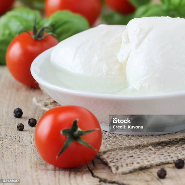 Palline Di Mozzarella - Fotografie stock e altre immagini di Alimentazione sana - Alimentazione sana, Antipasto, Basilico