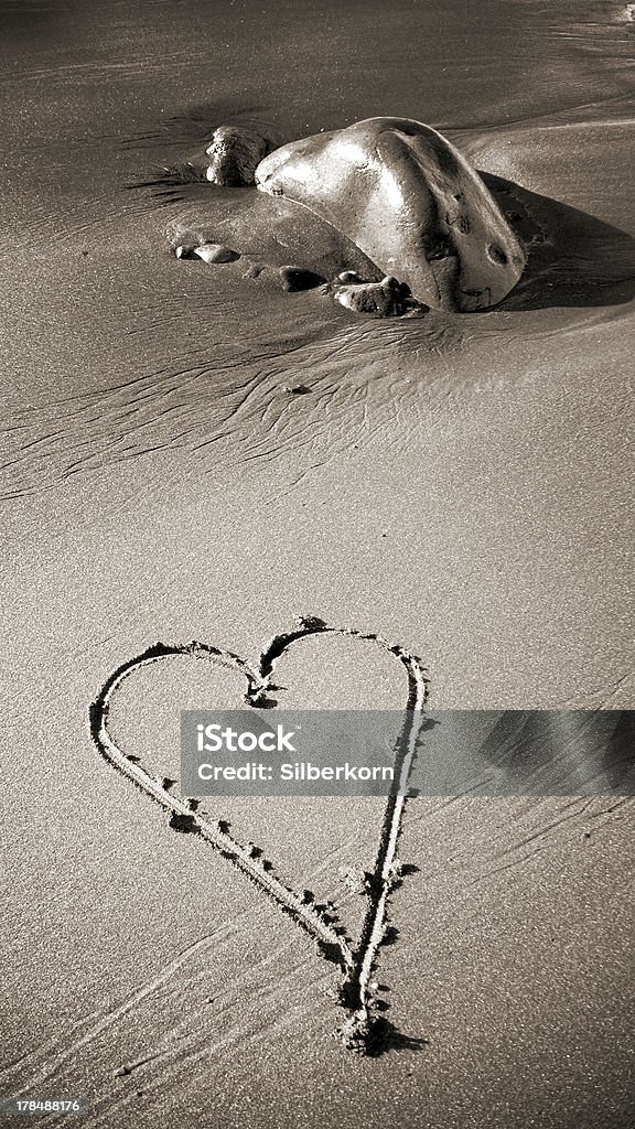 Corazón atraída en la arena - Foto de stock de Amistad libre de derechos