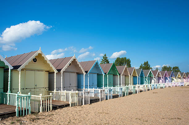 chatki na plaży na zachód mersea, essex, wielka brytania. - essex zdjęcia i obrazy z banku zdjęć