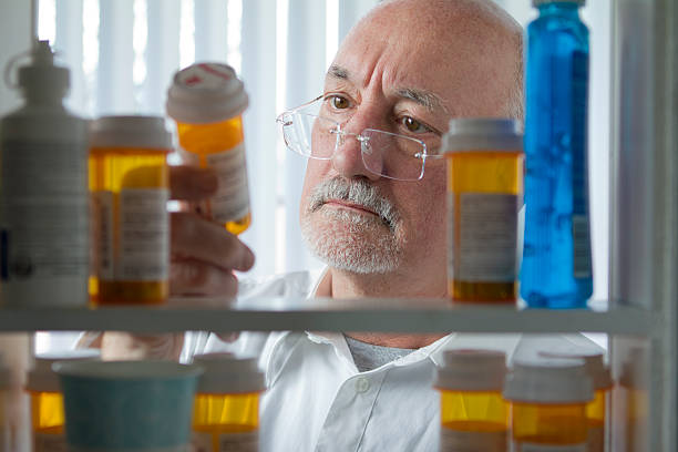 年配の男性に薬の処方 - medicine cabinet 写真 ストックフォトと画像