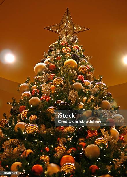 Árvore De Natal 2 - Fotografias de stock e mais imagens de Artificial - Artificial, Bola de Árvore de Natal, Claro