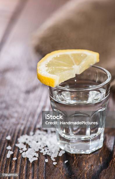 Tequila Argento Con Limone - Fotografie stock e altre immagini di Limone - Limone, Tequila slammer, Alchol