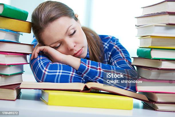 Cansado Del Estudio Foto de stock y más banco de imágenes de Aburrimiento - Aburrimiento, Adolescente, Adulto