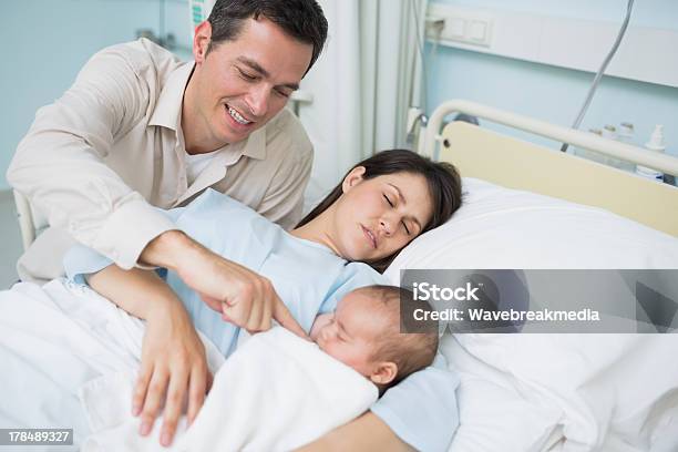 Pai Olhar Para Sua Esposa E Um Recémnascido Dormir Bebê - Fotografias de stock e mais imagens de 30-39 Anos
