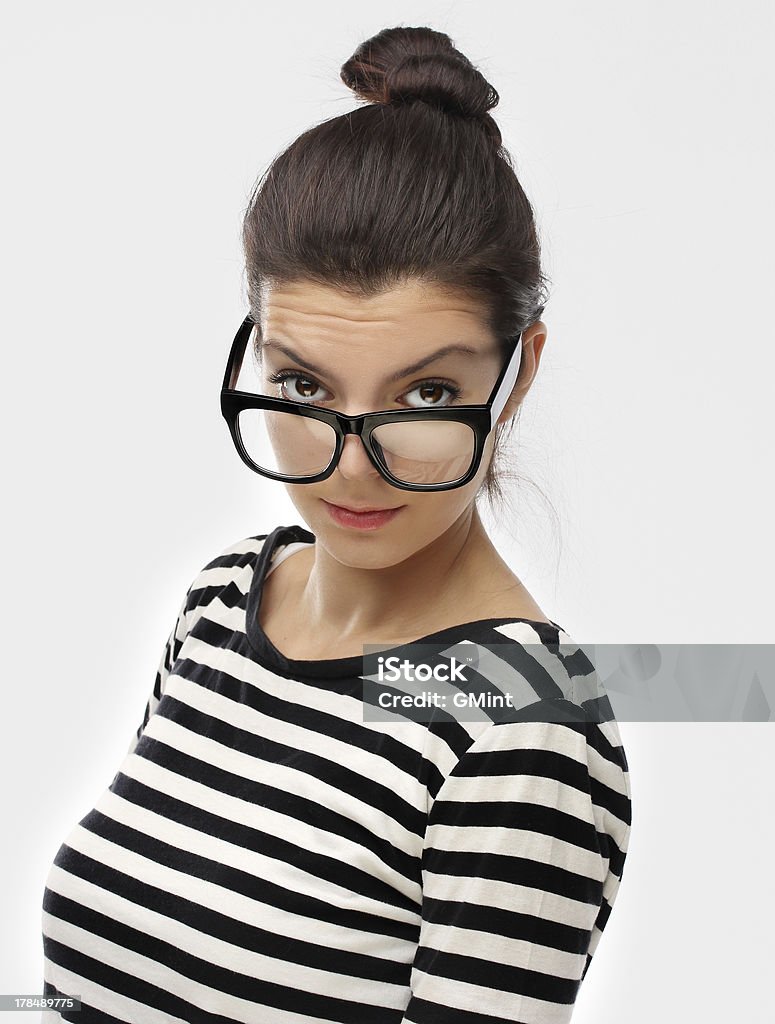 Mujer joven atractiva lleva Gafas aquí - Foto de stock de 20-24 años libre de derechos