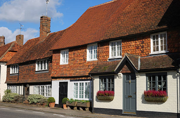 коттеджи на chiddingfold. суррей. англия - surrey southeast england england cottage стоковые фото и изображения