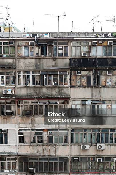 Old Apartments - Fotografias de stock e mais imagens de Abandonado - Abandonado, Antena - Equipamento de Telecomunicações, Antigo