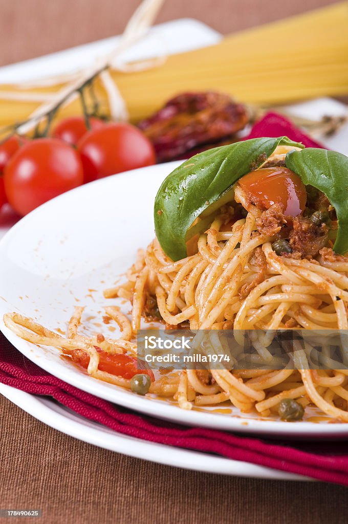 Spaghetti avec de thon, tomates cerises et de câpres. - Photo de Aliment libre de droits