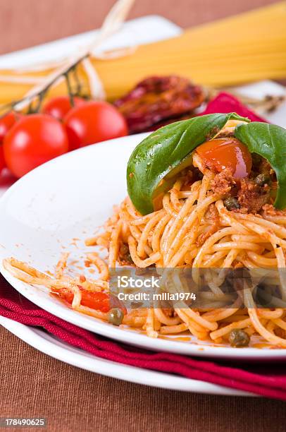 Photo libre de droit de Spaghetti Avec De Thon Tomates Cerises Et De Câpres banque d'images et plus d'images libres de droit de Aliment