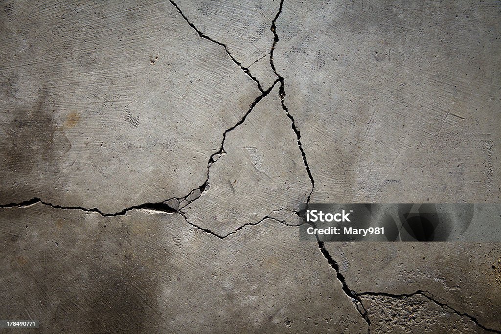 Agrietado suelo de cemento - Foto de stock de Agrietado libre de derechos